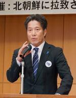 　「拉致問題を考える埼玉県民の集い」で講演する横田哲也さん＝１６日午後、さいたま市