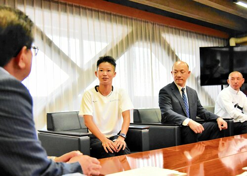 広田市長（左）にアジアパラ大会への出場を報告する川口さん（左から２人目）