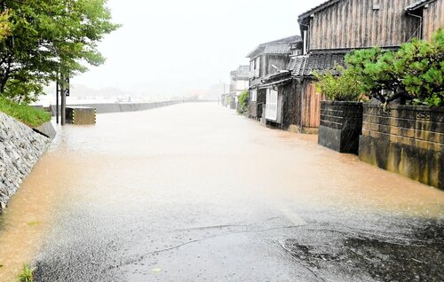 自主避難所近くで冠水し、通行できなくなった味原川河口付近＝１５日午後４時、新温泉町浜坂