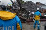 　倒壊した建物を捜索する警察の救助隊員＝３日午後１時３７分、石川県輪島市