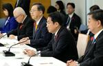 　関係閣僚会議であいさつする岸田首相（右から２人目）＝６日午前、首相官邸