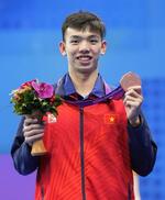 　競泳の男子８００メートル自由形で銅メダルを獲得したベトナムのグエン・フイ・ホアン＝９月２８日、杭州（共同）