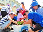 花の植え替えをする参加者