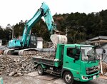 がれきの搬出作業が進む市営住宅の解体作業現場＝２０日、倉吉市余戸谷町