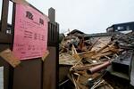 　応急危険度判定された建物に張られた「危険」の紙＝２日午後、石川県珠洲市（画像の一部を加工しています）