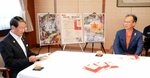 三朝町制７０周年の記念誌発刊を報告する西田教育長（右）