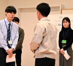 自分のうれしかった経験を演劇で表現する若手職員ら＝１２日、鳥取市役所