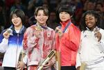 　女子５７キロ級の表彰式でメダルを手にする（左から）韓国の許海実、カナダの出口クリスタ、舟久保遥香ら＝パリ（共同）