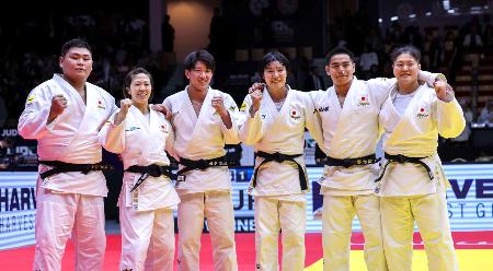 　混合団体で７連覇を達成した日本選手ら＝アブダビ（国際柔道連盟提供・共同）