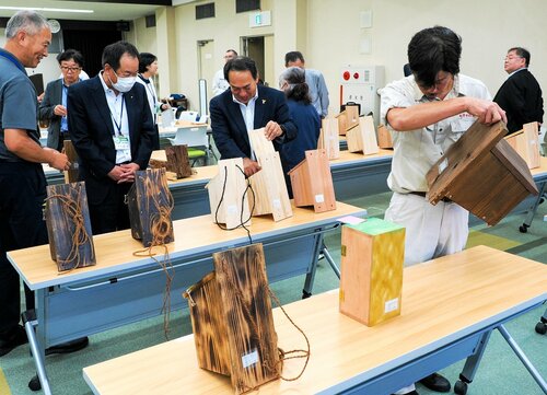 野鳥に適した巣箱かどうかを見る審査員ら