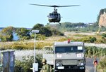 自衛隊の救急車（手前）で運ばれた患者を乗せ替えて搬送するヘリコプター＝１２日、鳥取市江津