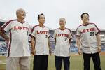 　２０２０年８月、ロッテ球団設立７０周年記念イベントに出席した山崎裕之さん（右から２番目）＝ＺＯＺＯマリンスタジアム