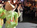 　「おわら風の盆」が始まり、編みがさをかぶって優雅に舞う女性＝１日夜、富山市