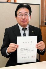 ６１歳で社会保険労務士に合格した日野さん＝倉吉市福庭町２丁目のサンテラス税理士法人