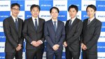 受賞した日亜化学工業の５人。左から平尾剛さん、森住知典さん、中津嘉隆さん、高鶴一真さん、長尾陽二さん＝１月、徳島県阿南市（日亜化学工業提供）