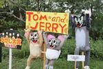 　最優秀賞に選ばれた米アニメ「トムとジェリー」のかかし＝２０日午前、青森市