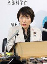 　大臣折衝後、記者会見する阿部文科相＝２４日午後、文科省