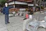 　総持寺祖院の入り口で被災状況を語る高島弘成副監院＝１５日、石川県輪島市