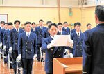 消防人として第一歩を踏み出した卒業生たち＝１５日、米子市流通町の鳥取県消防学校