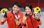 　東京五輪で同日金メダルを達成した兄の阿部一二三（左）と妹の詩＝２０２１年７月、日本武道館