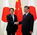 　握手する岸田首相（左）と中国の習近平国家主席＝１６日、米サンフランシスコ（代表撮影・共同）
