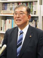 　記者団の取材に応じる自民党の石破元幹事長＝７日午前、国会