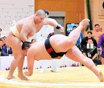 少年団体決勝・和歌山―鳥取　鳥取は二陣の加藤（左）が引き落としで相手を退け、流れをつくる＝佐賀県玄海町社会体育館