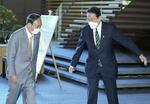 　２０２１年、首相官邸を訪れた菅前首相を出迎える岸田首相