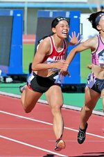 女子１００メートル決勝　力強い走りを見せ、２位でゴールする前田さくら＝博多の森陸上競技場