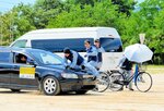 車と自転車の衝突事故を再現するスタントマン