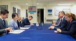 　会談に臨む上川外相（左から２人目）とウクライナのクレバ外相（右から２人目）＝２０日、米ニューヨーク（外務省提供）