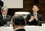 県内各市町の首長と意見交換する斎藤元彦知事（右）＝２６日午後、神戸市