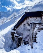 包まれる　雪の斜面にすっぽり包まれそうな６合目避難小屋