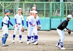 初戦を控えて守備の最終調整を行う米子松蔭ナイン＝兵庫県の伊丹スポーツセンター