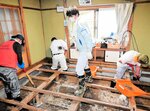 台風７号で床上浸水の被害があった住宅の泥をかき出すボランティア＝８月１８日、香美町香住区間室