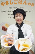 　イオンの「やさしごはん」シリーズの商品を紹介する女性＝３１日、千葉市