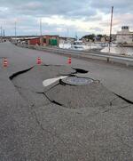 　地震でひび割れした金沢市の道路＝１日午後４時３０分ごろ