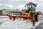 駐車場を整備する除雪車＝５日、鳥取市福部町湯山の鳥取砂丘駐車場