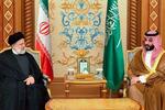 　会談するイランのライシ大統領（左）とサウジアラビアのムハンマド皇太子＝１１日、リヤド（ＷＡＮＡ提供・ロイター＝共同）