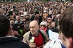 　２０１２年５月、モスクワ市内でプーチン大統領に反対する市民らの行進に参加したボリス・アクーニン氏（中央）（ゲッティ＝共同）