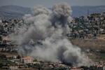 　ヒズボラに対するイスラエル軍の攻撃で上がる煙＝２５日、レバノン南部（ゲッティ＝共同）