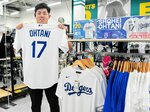 店内の特設コーナーに置かれている背番号１７のレプリカユニフォーム＝２０日、鳥取市晩稲のスポーツデポ鳥取店