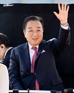 　街頭演説会場で、有権者らに手を振る立憲民主党の野田代表＝２１日午前、北海道旭川市