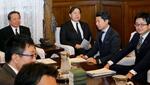 　衆院議運委理事会に臨む林官房長官（奥左から２人目）＝１４日午後、国会