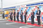 新店舗の開店をテープカットで祝う関係者＝１５日、八頭町北山