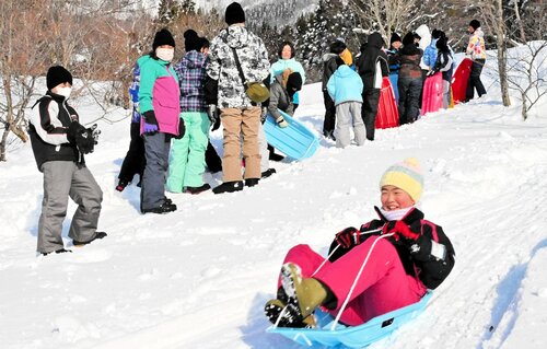 そり遊びで交流する若桜町と台湾の児童ら