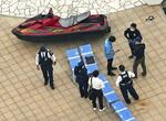 　水上バイクが客席に突っ込んだ現場を調べる捜査員ら＝２０２２年４月、愛知県蒲郡市の「ラグーナテンボス」