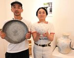 個性豊かな作品を展示する廣瀬さん（左）と小渕さん＝２６日、智頭町智頭の石谷家住宅