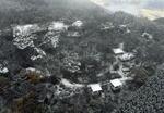 　うっすら雪化粧した大阪府と奈良県にまたがる金剛山＝１３日午後（共同通信社ヘリから）