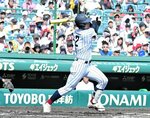 ２回戦・鳥取城北―明徳義塾　鳥取城北は二回、石黒がチーム初安打となる中前打を放つ＝甲子園